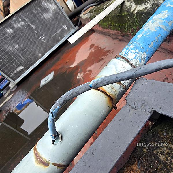 Cable de cámara amarrado a un tubo a la intemperie, sin protección