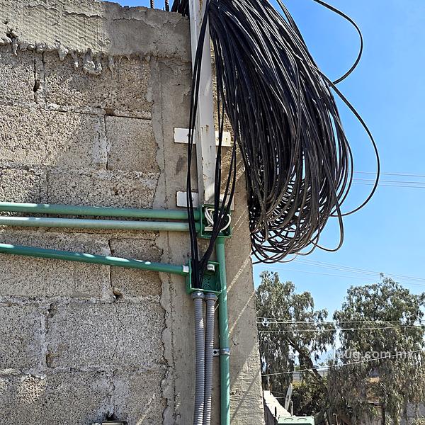 Rollo de cable sobrante colgado en el muro exterior