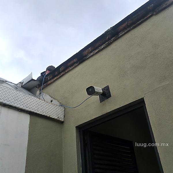 Cámara con el cable suelto por la fachada, sin tubería