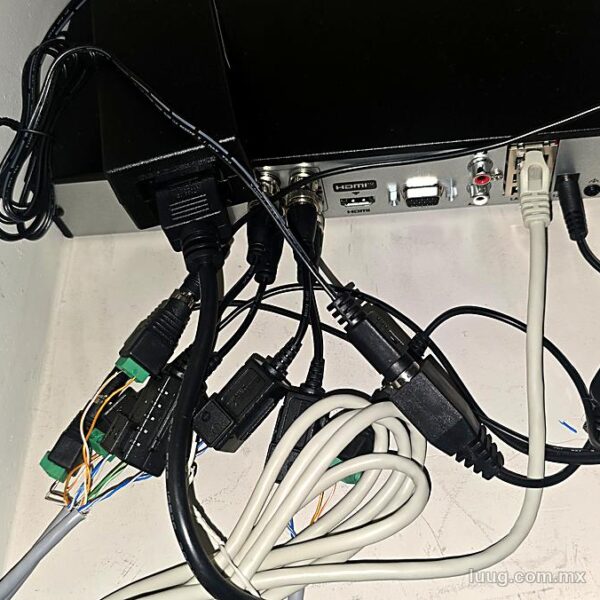 Grabador con cables colgando y sin organizar, instalación de otro técnico