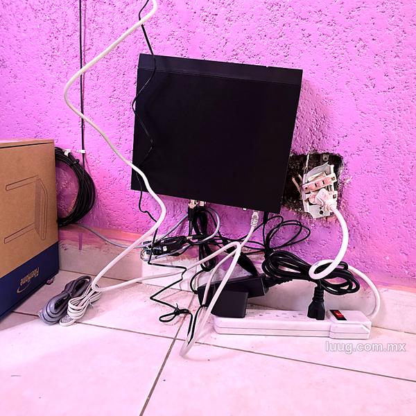 Grabador colgando de sus propios cables junto a una extensión