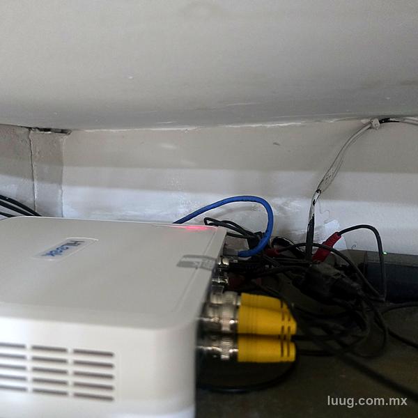 Grabador con cables coaxiales sueltos y sin orden