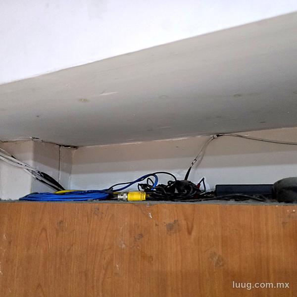 Grabador escondido sobre un mueble, sin ventilación