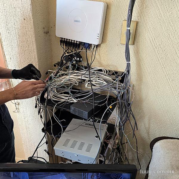 Rack de grabador con cables enredados antes de nuestra intervención