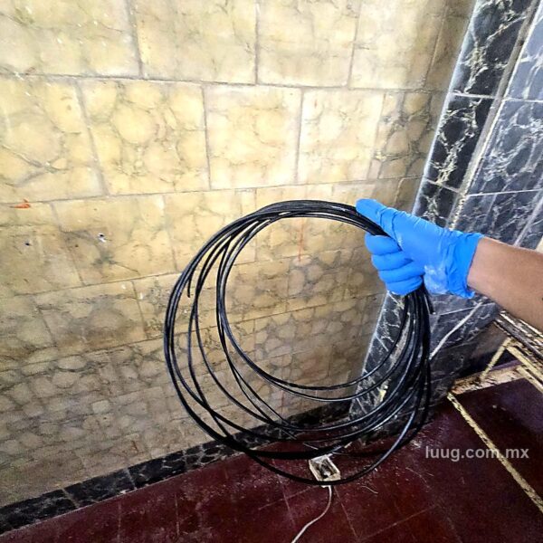 Rollo de cable sobrante suelto en la instalación