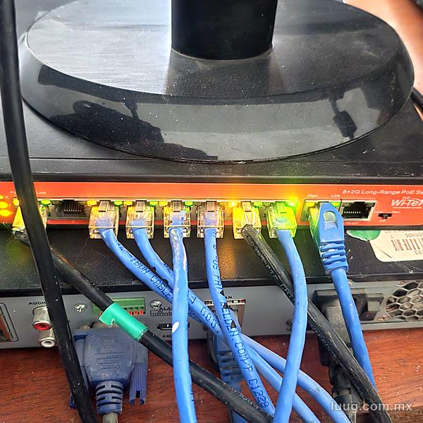 Switch de red con cables sin organizar ni etiquetar