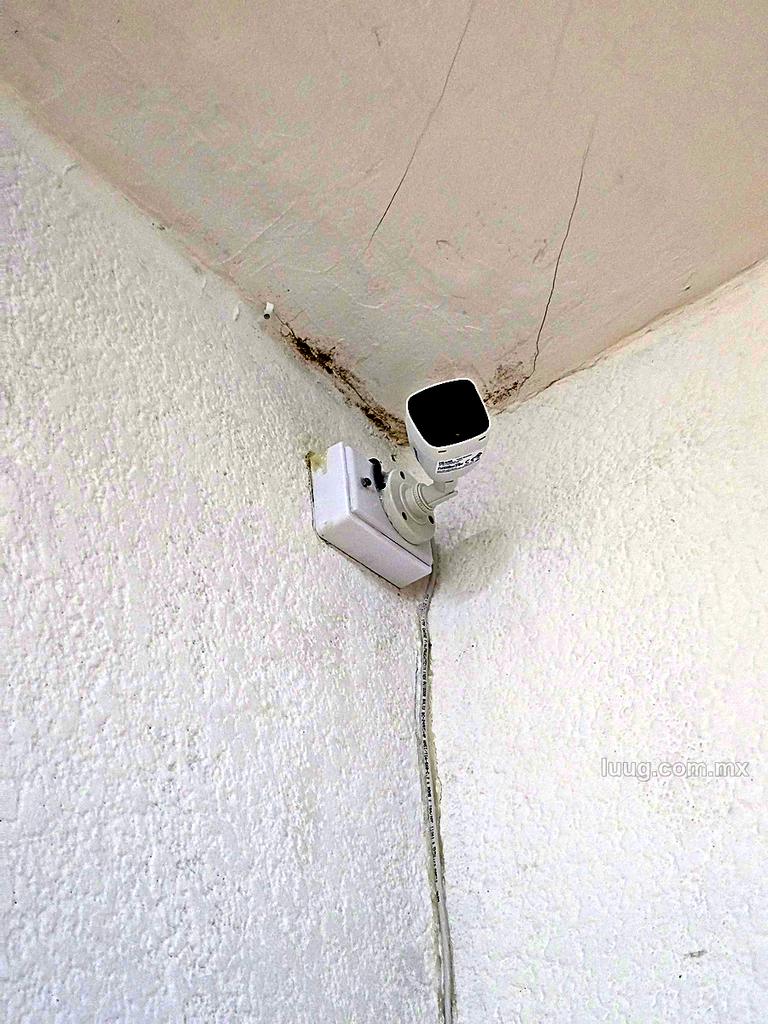 Cámara bala instalada en esquina interior