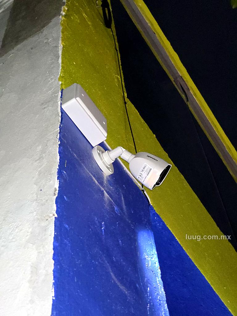 Cámara bala instalada en fachada de negocio