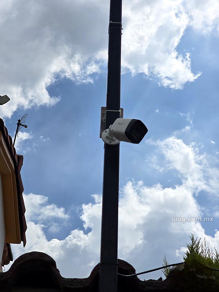 Cámara bala instalada en poste