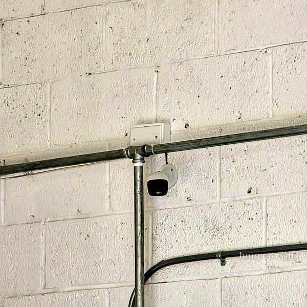 Cámara con cableado dentro de tubería