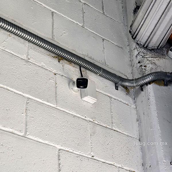 Cámara instalada con tubería flexible metálica