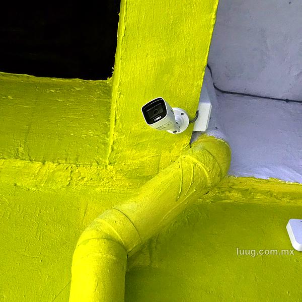 Cámara con tubería pintada del color de la fachada