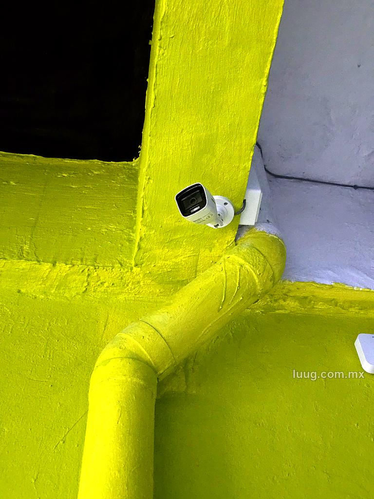 Cámara con tubería pintada del color de la fachada