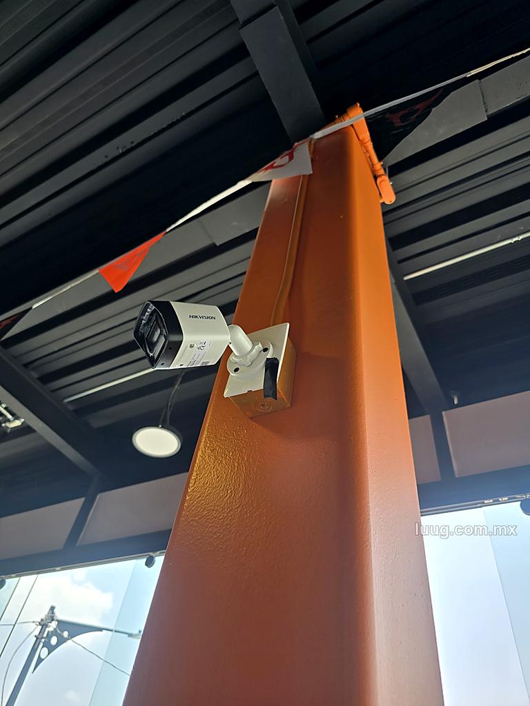 Cámara instalada en columna de restaurante