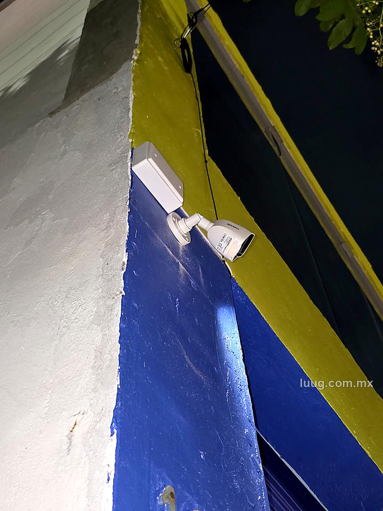 Cámara bala instalada en fachada