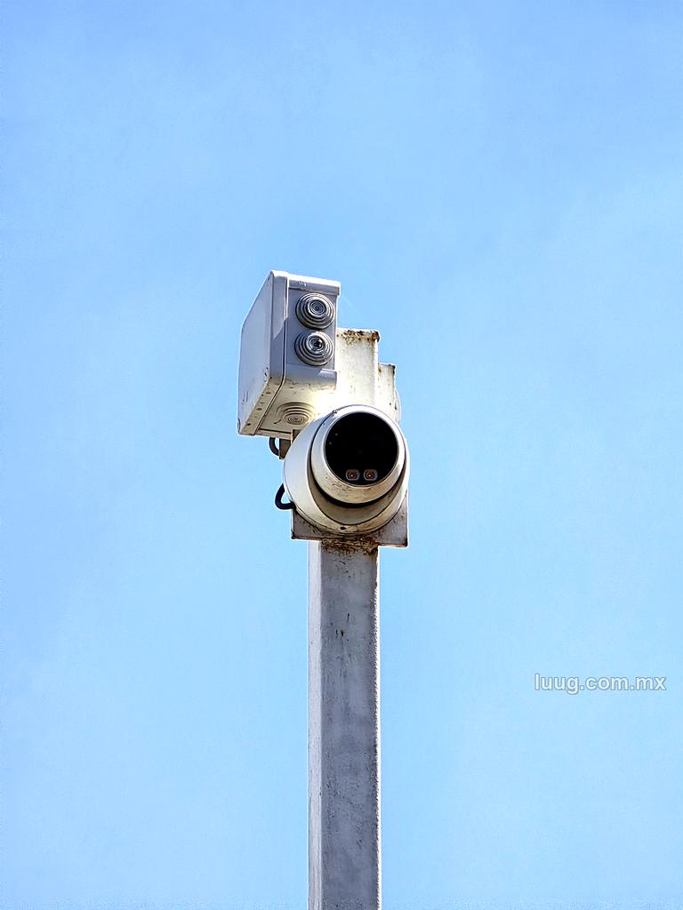 Cámara de largo alcance montada en poste