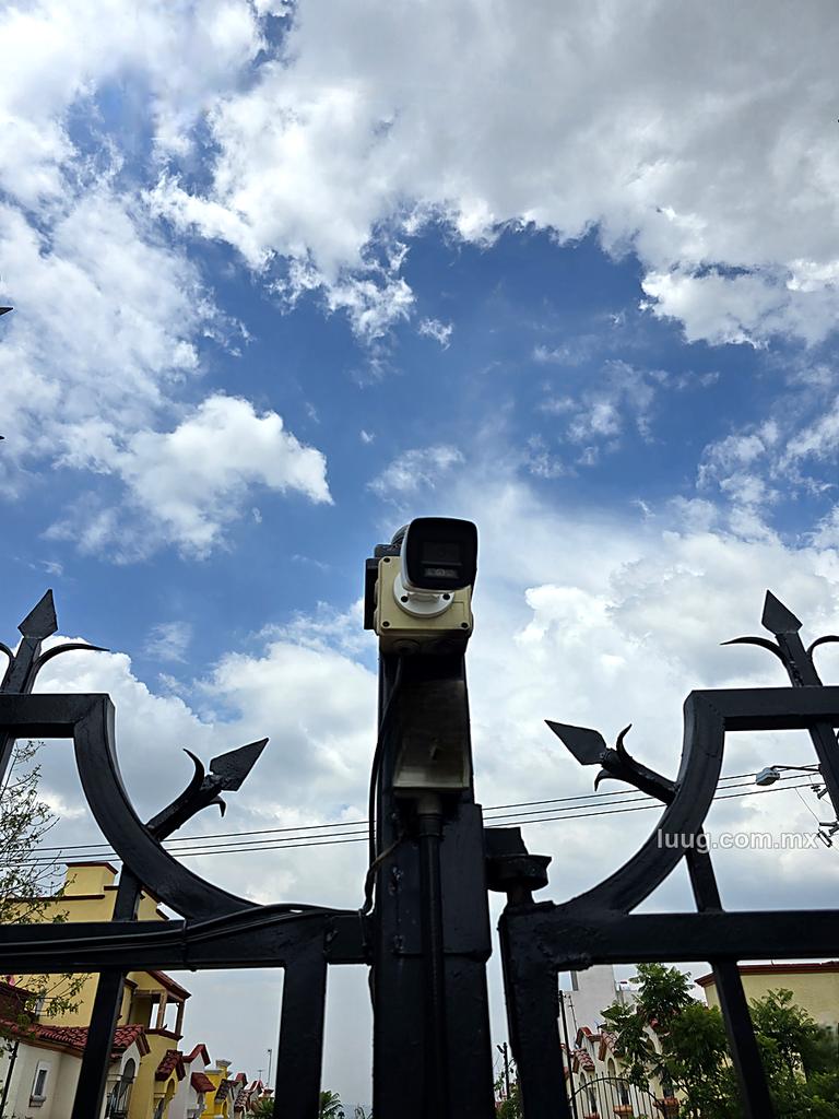 Cámara instalada sobre la reja de acceso con su base