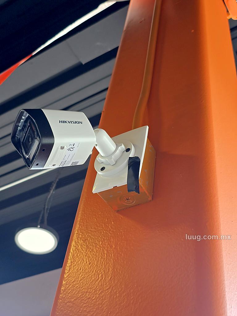 Cámara Hikvision instalada en viga de restaurante