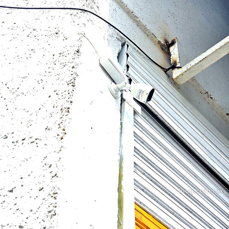 Cámara instalada sobre la cortina de un negocio