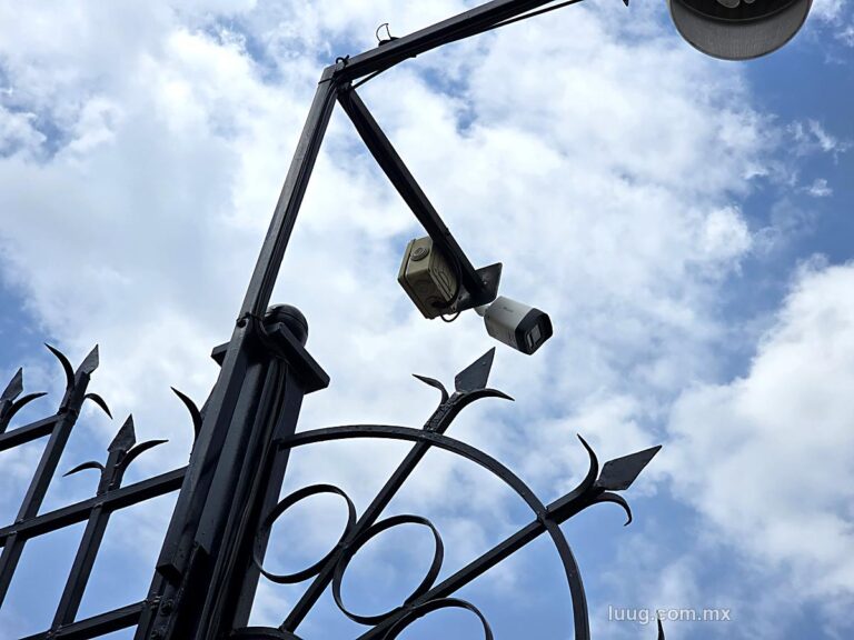 Cámaras instaladas en poste de reja de acceso