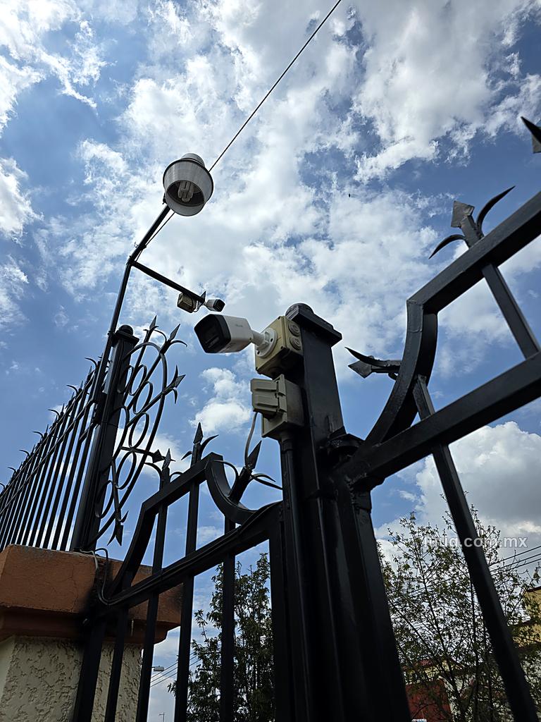Cámaras instaladas en reja de acceso