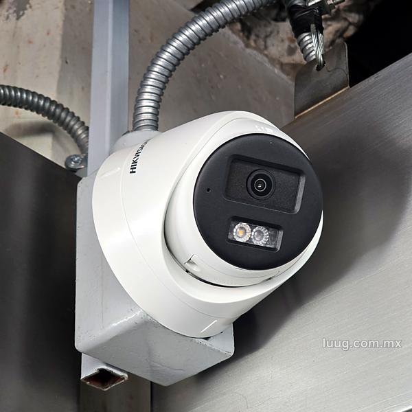 Domo Hikvision con caja de conexiones y tubería flexible