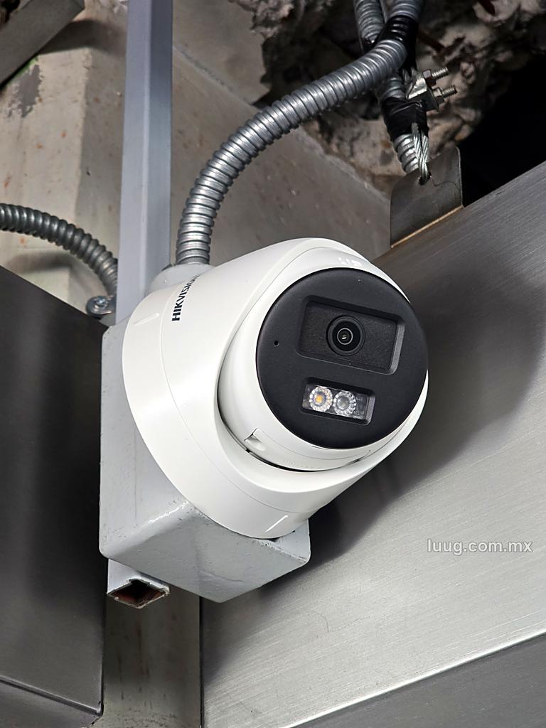Domo Hikvision con caja de conexiones y tubería flexible