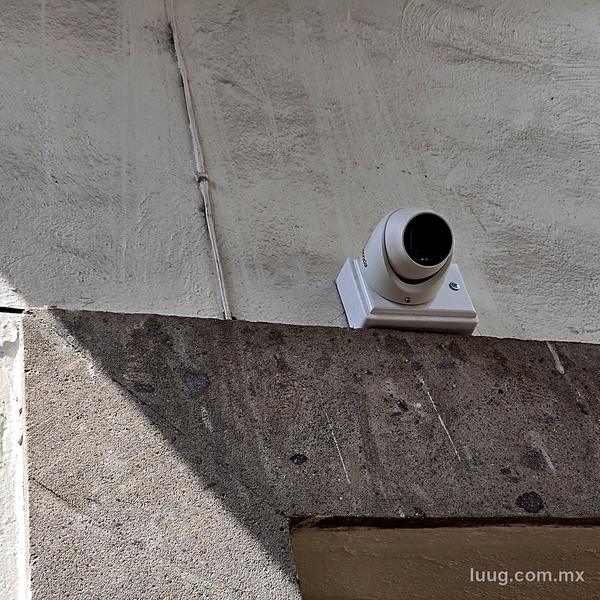 Domo instalado en fachada con base y conexiones ocultas