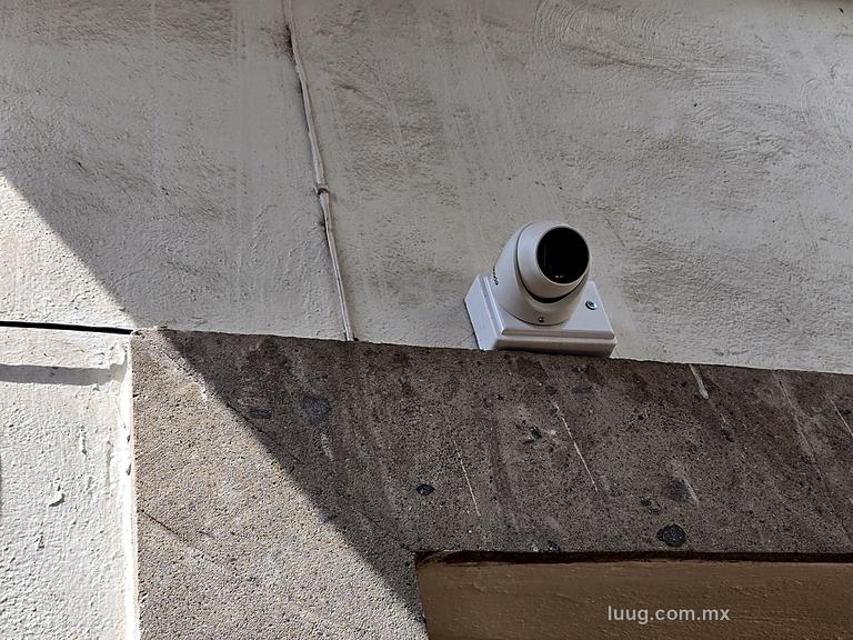 Domo instalado en fachada con base y conexiones ocultas