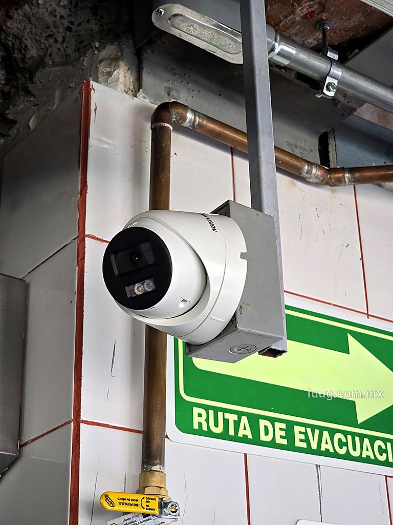 Domo instalado en zona industrial con tubería