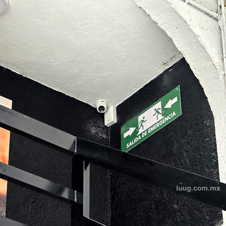 Domo instalado junto a señal de salida de emergencia