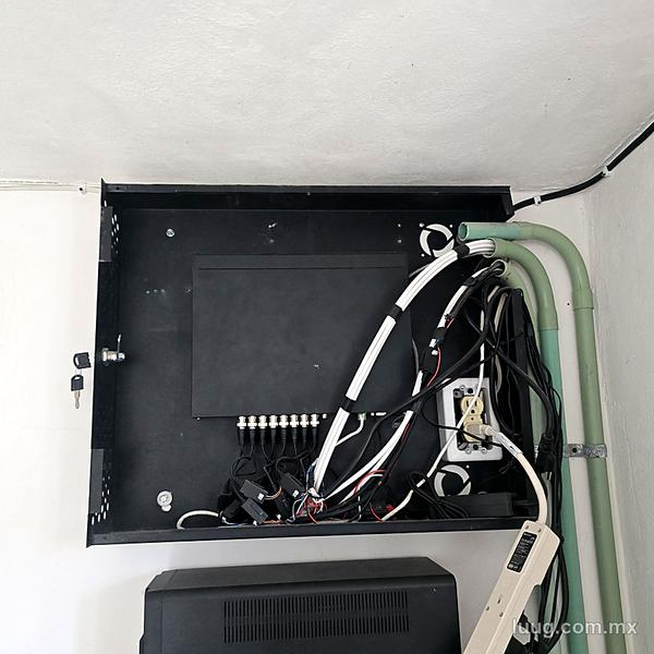 Gabinete con cableado ordenado y tubería