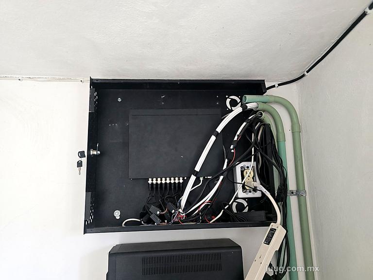 Gabinete con cableado ordenado y tubería