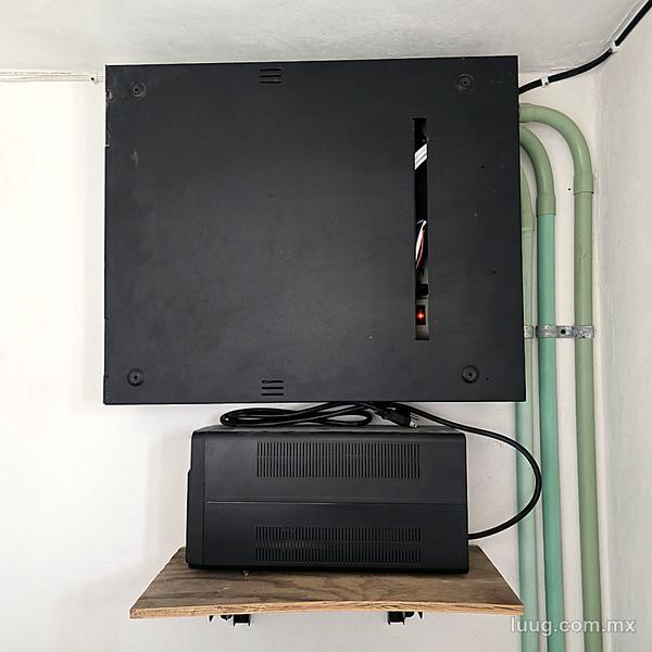 Gabinete cerrado con no-break y tubería