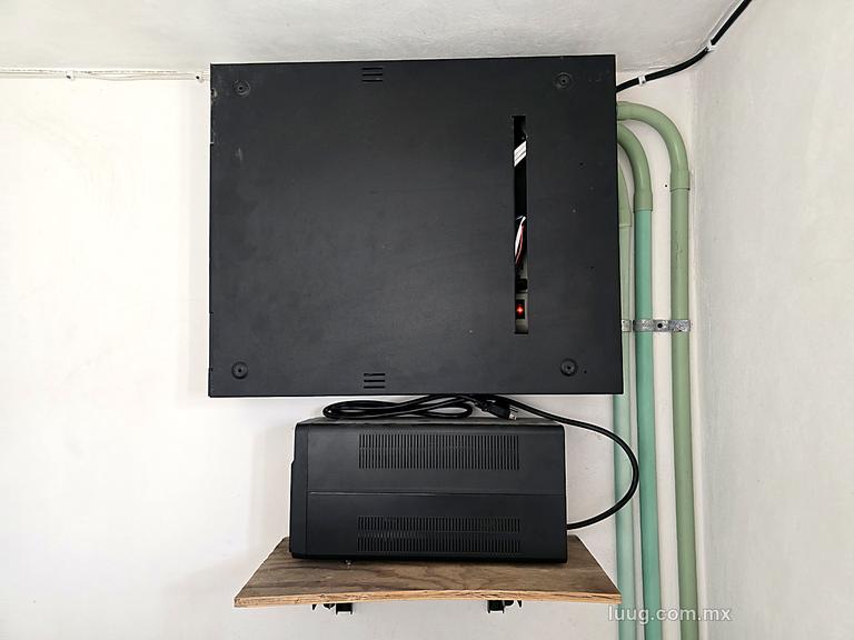 Gabinete cerrado con no-break y tubería