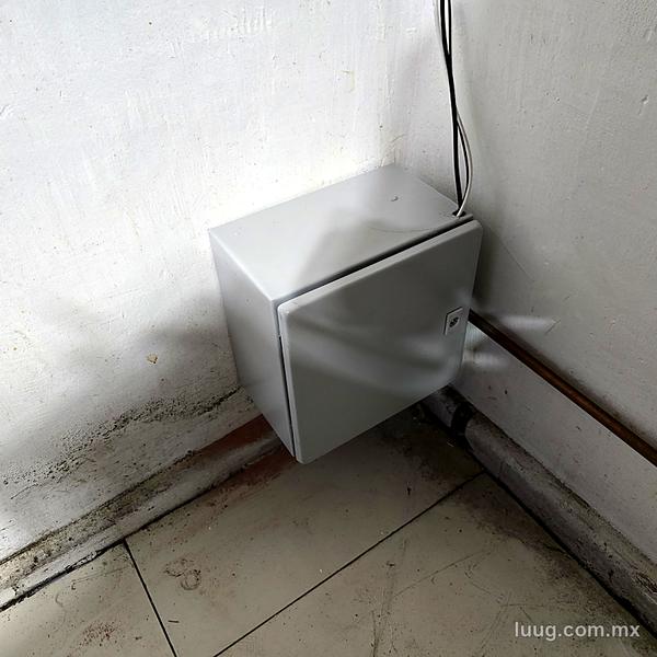 Gabinete metálico cerrado para el grabador y la red