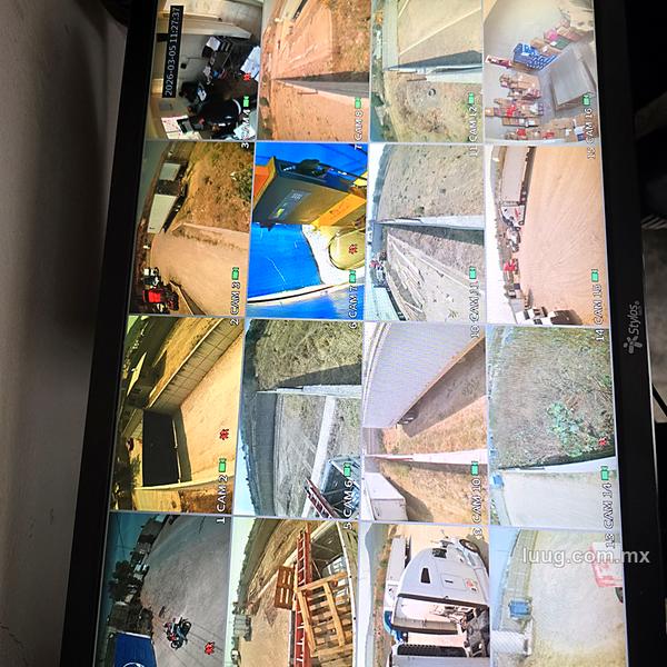 Monitor con 16 cámaras vigilando una obra