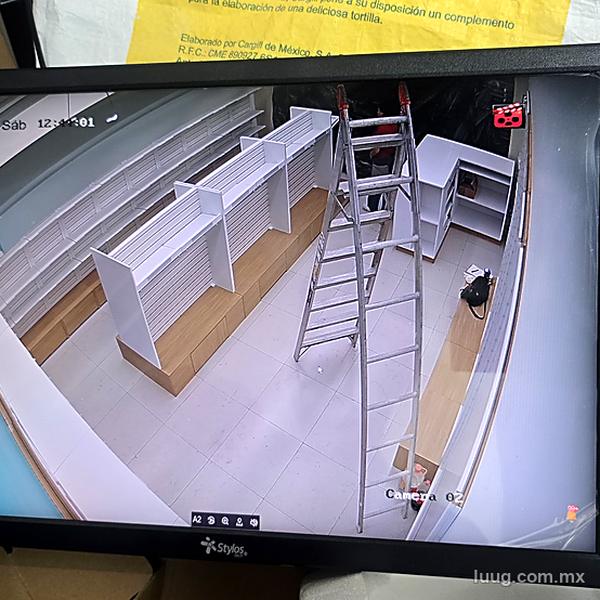 Monitor mostrando la cámara durante la prueba de instalación