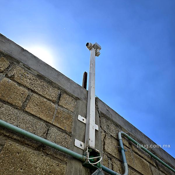 Poste con cámara y cableado por tubería en barda