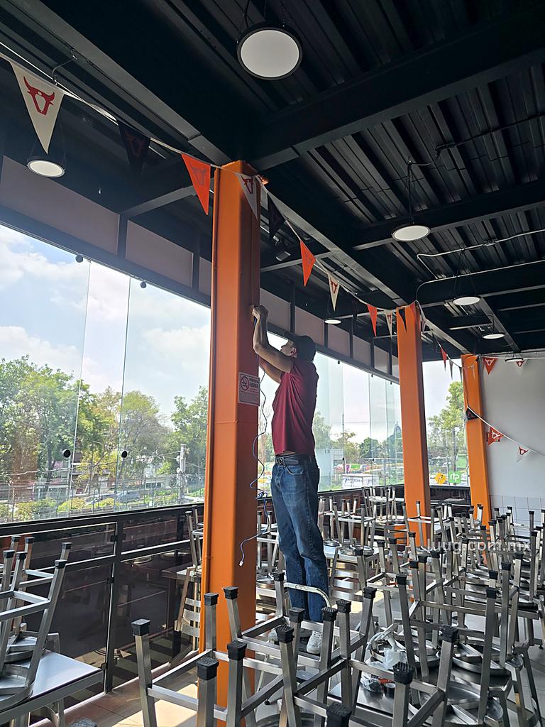 Técnico de Luug instalando cámaras en un restaurante
