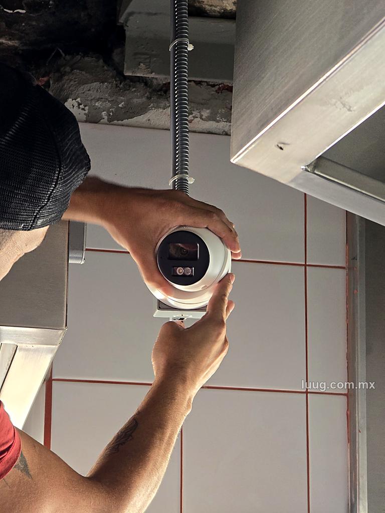 Técnico de Luug instalando un domo
