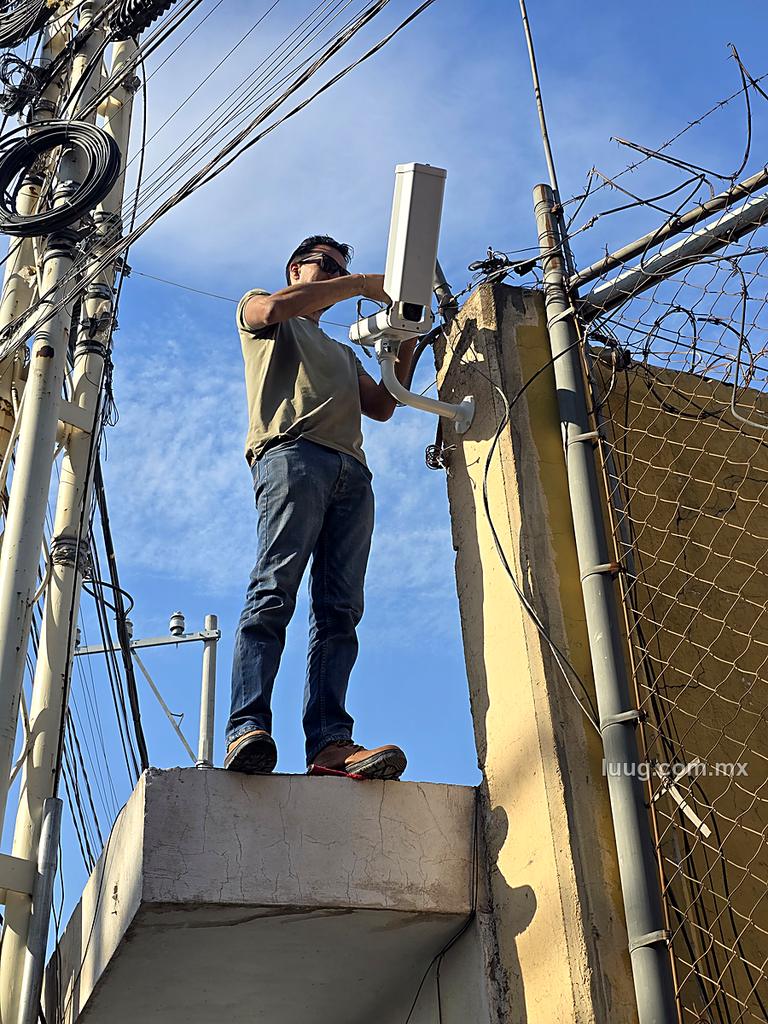 Técnico de Luug instalando una antena de enlace inalámbrico